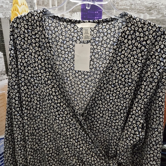 H&M -Classic wrap, V-neckline, long sleeved flowy flower-patterned dress (NWT) - Picture 2 of 4
